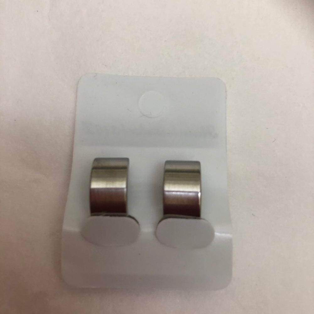 🔵4/$20 Fashion Pierced Ear Hugger Hoops Stain less Steel NWT - Picture 3 of 4